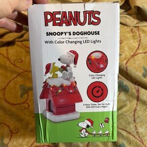 Peanuts Snoopy's Doghouse with LED Lights